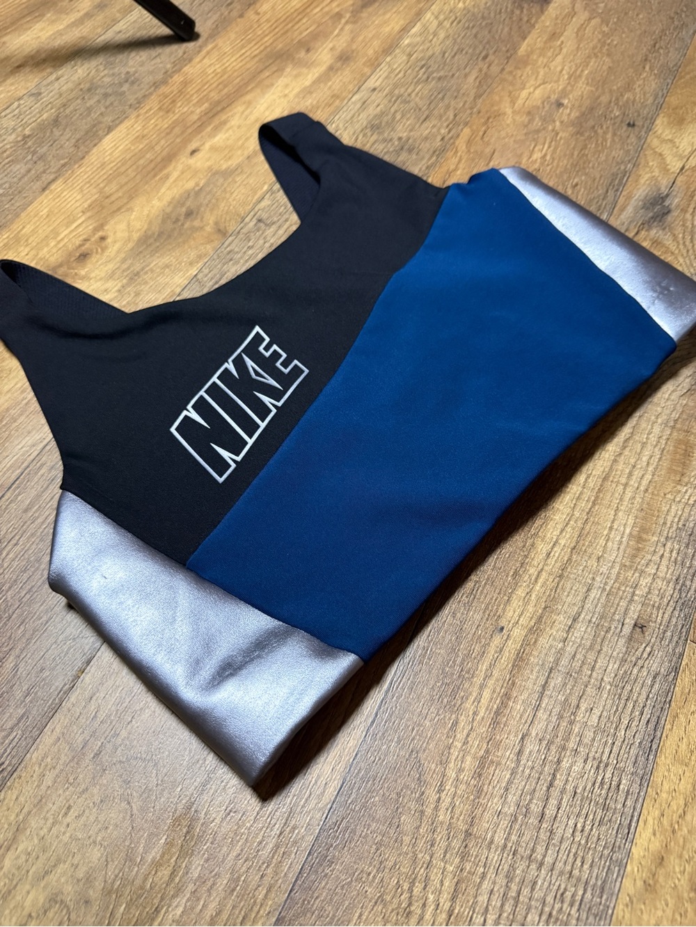Women’s Nike Metallic Sports Bra Size Small - Picture 6 of 11